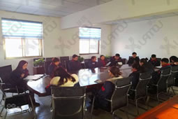 華謀咨詢?yōu)槟常ㄍ苛希槟z業(yè)行業(yè)）公司召開非輔導(dǎo)周例會，提升推進(jìn)辦管控精益管理能力